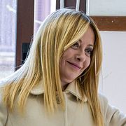 Giorgia Meloni på valdagen. ”Jag röstar ja” sa hon till pressen.