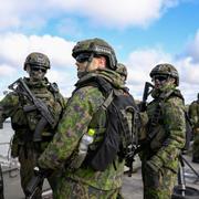 Svenska amfibiesoldater övar tillsammans med finländska amfibiesoldater under militärövningen Aurora 23. Berga örlogsbas utanför Stockholm, våren 2023.