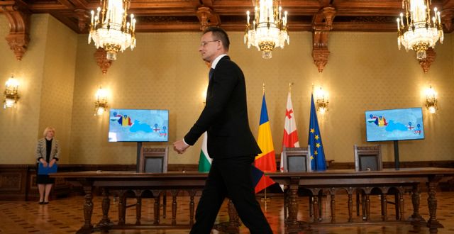 Ungerns utrikesminister Peter Szijjarto på väg mot att signera avtalet.  Vadim Ghirda / AP