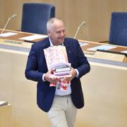 Sjöstedt med sina gåvor.