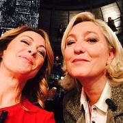 2015 skröt Giorgia Meloni om att hon hade fått över 200 000 likes på sina selfies med Marine Le Pen. 