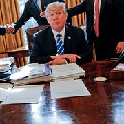Arkivbild. Trump i Ovala rummet framför bland annat en Intel-chef som skakar hand.