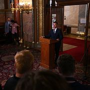 Ungerns premiärminister Péter Magyar talar i parlamentet.