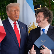 USA:s president Donald Trump och Javier Milei. Till höger kung Charles. Arkivbilder.