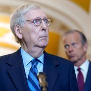 Republikanske minoritetsledaren Mitch McConnell, och republikanska senatorn John Thune.