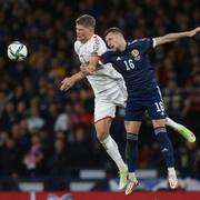 Denmarks Andreas Cornelius och Skottlands Liam Cooper under kvällens match. 