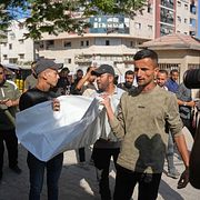 Sörjande bär sina anhöriga under en begravning i Gaza stad.