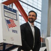 Zohran Mamdani lägger sin röst.