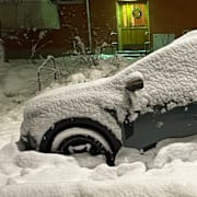 En insnöad bil. Bilden är tagen i Hammarbyhöjden i Stockholm och inte i Västernorrland. 