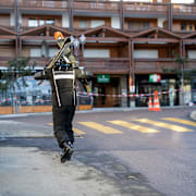 Skidåkare utanför platsen för branden.