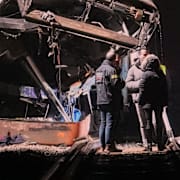 Räddningsarbetare på olycksplatsen under natten mot onsdag. 