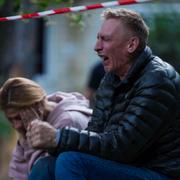 En pappa vars son ligger under rasmassorna från ett hus som träffats av ryska attacker i Kyiv, natten till tisdagen.