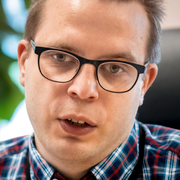 Polis på plats efter skjutningen vid Kungens kurva i januari 2020. Till höger: Dennis Martinsson. 