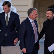 Ukrainas president Volodymyr Zelenskyj tillsammans med USA:s förhandlare Steve Witkoff och Jared Kushner.