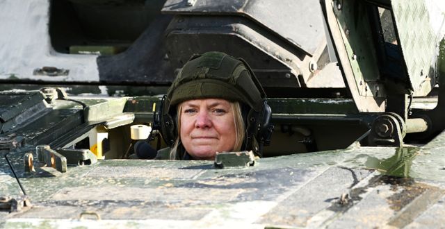 Statsminister Magdalena Andersson i ett stridsfordon.  Anders Wiklund/TT