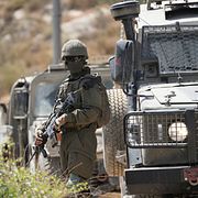 Israeliska soldater spärrar av en väg där israeliska bosättare har upprättat en ny utpost. Bilden är tagen i staden Qabalan sydost om Nablus på den ockuperade Västbanken den 4 juli 2026.