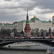 De två misstänkta spionerna ska komma från Moskva. 