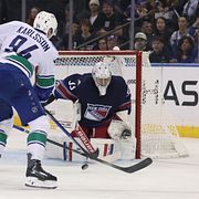 Dylan Garand (33) räddar ett skott från svenske Linus Karlsson.