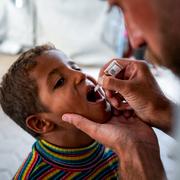 Barn får poliovaccin i Gaza.