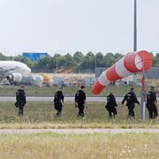 Poliser söker av området vid Leipzigs flygplats.