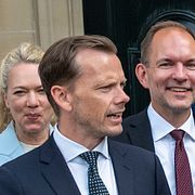 Peter Hummelgaard, Lars Løkke Rasmussen och statsminister Mette Frederiksen längst fram när Danmarks nya regering presenteras utanför Amalienborg i Köpenhamn på onsdagen.