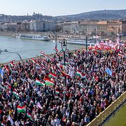 Demonstranter som stödjer regeringen marscherar över en bro i Budapest.
