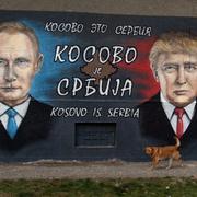 Muralmålning av Vladimir Putin och Donald Trump i Belgrad. Texten lyder: ”Kosovo är Serbien”.