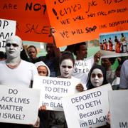 Afrikanska flyktingar demonstrerar i Tel Aviv.