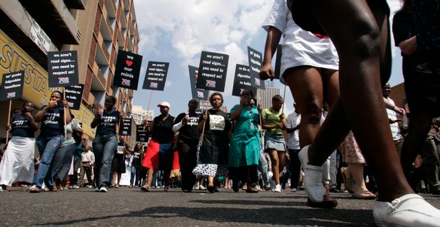 Demonstration efter attacker mot kvinnor i korta kjolar i Sydafrika Themba Hadebe / TT NYHETSBYRÅN