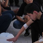 Omar Klaub sörjer sin mamma Rana som dödades i samma attack där han själv skadades. Hon begravdes vid Shifasjukhuset i Gaza stad den 4 juni 2026.