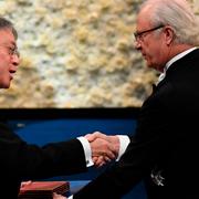 Kazuo Ishiguro tar emot litteraturpriset från Carl XVI Gustaf.