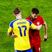 Viktor Gyökeres och Lewandowski under matchen i mars.