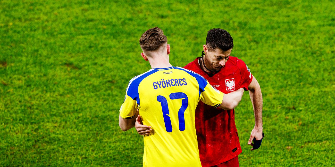 Viktor Gyökeres och Lewandowski under matchen i mars.