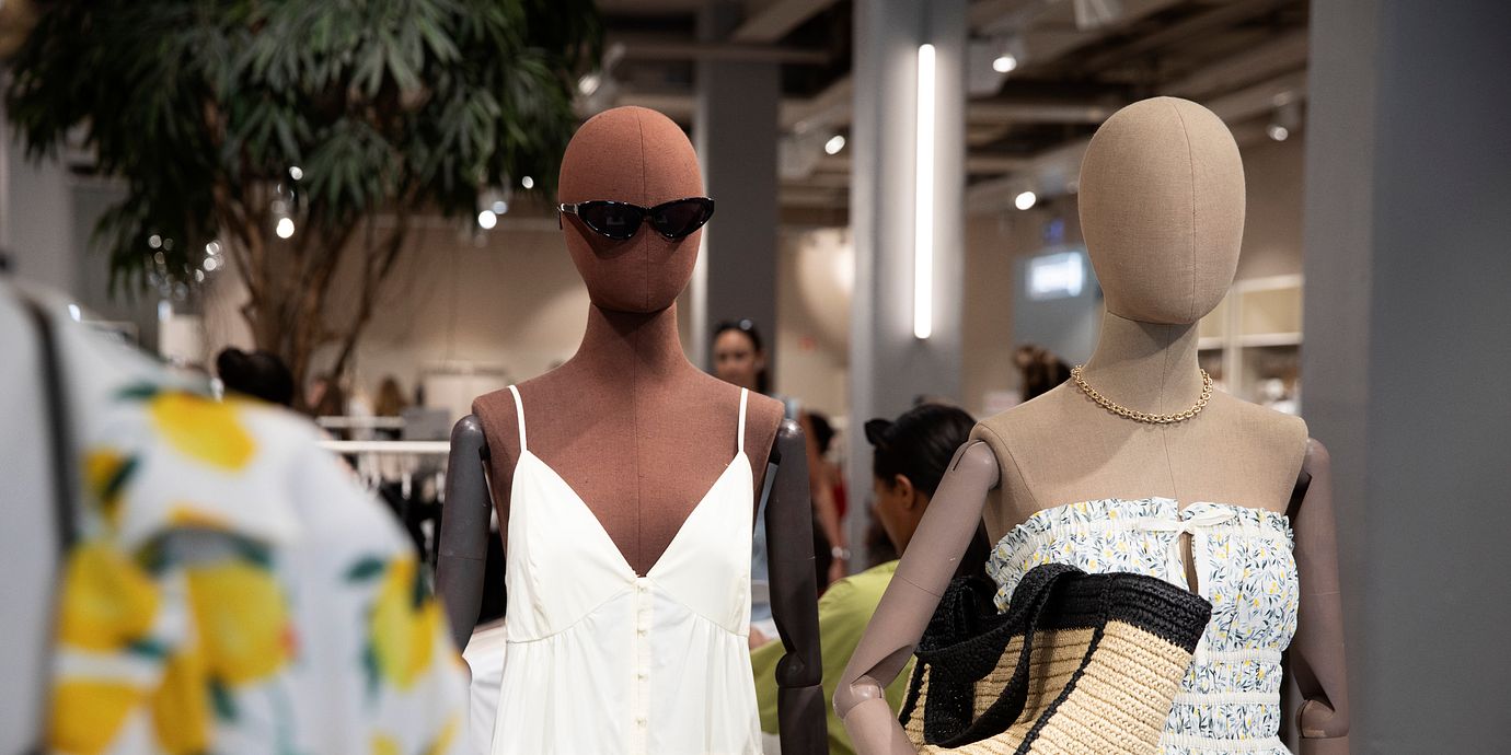 Skyltdockor i en H&M-butik i Stockholm, arkivbild från 2024.