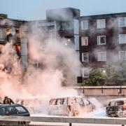 Brandmän släcker bilar som brunnit i Husby.