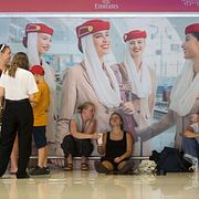 Passagerare väntar på flyguppdateringar på flygplatsen på Bali.