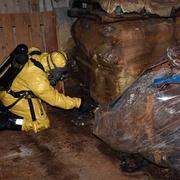 Mängder med omärkta rostiga tunnor, farliga tungmetaller och flera hundra liter cyanidhaltigt pulver som hade förvarats på ett sådant sätt att de kunnat bilda dödliga doser av cyanväte. Bild ur förundersökningen.