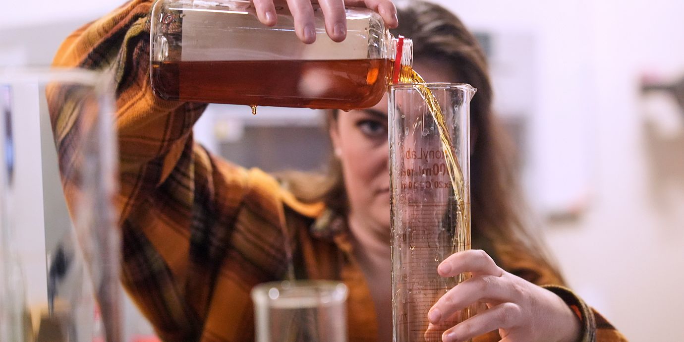 Whiskyblandning på distilleriet Whistle Pig i Shoreham, Vermont. Illustrationsbild.