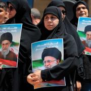 Hizbollahanhängare håller upp ett fotografi av Irans ledare Ayatollah Ali Khamenei, i Libanon.