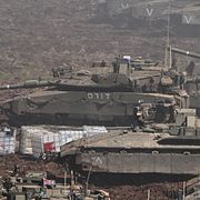 Israeliska stridsvagnar står uppställda nära gränsen till Libanon