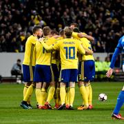 De svenska spelarna jublar efter att Jakob Johansson gjort 1-0 under fredagens VM-kvalmatch i fotboll mellan Sverige och Italien på Friends Arena. 