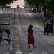 En kvinna korsar en gata i Havanna.