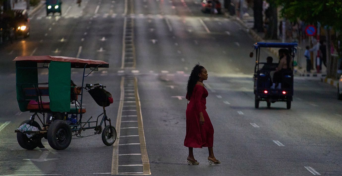En kvinna korsar en gata i Havanna.