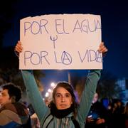 En demonstrant i Montevideo håller en skylt med texten ”För vattnet. För livet”. 