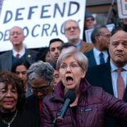 Elizabeth Warren under ett protestmöte vid finansdepartementet den 5 februari. 