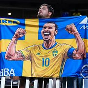 En supporter med en Zlatan Ibrahimovic-flagga.