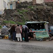 Människor hämtar vatten vid en lastbil i Kabul.