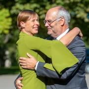 Sittande president Kersti Kaljulaid och hennes efterträdare Alar Karis. 