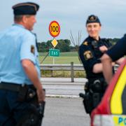 Polisen på plats på flera platser utmed E65 mellan Ystad och Malmö i juni.