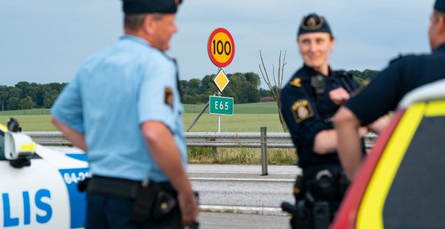 Polisen på plats på flera platser utmed E65 mellan Ystad och Malmö i juni. Johan Nilsson/TT / TT NYHETSBYRÅN